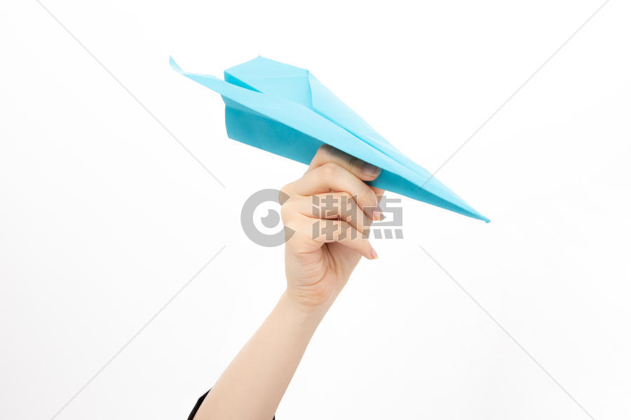 手拿纸飞机的人图片素材免费下载