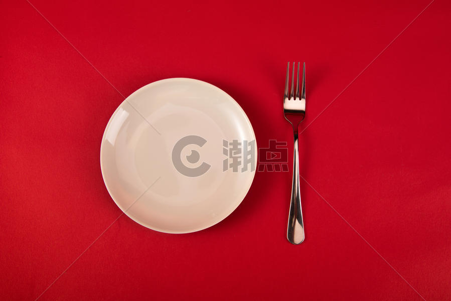 红色背景上的叉子与盘子图片素材免费下载