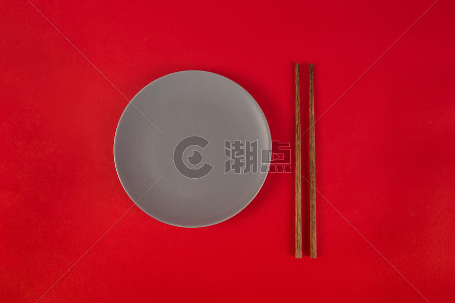红色背景上的筷子与盘子图片素材免费下载