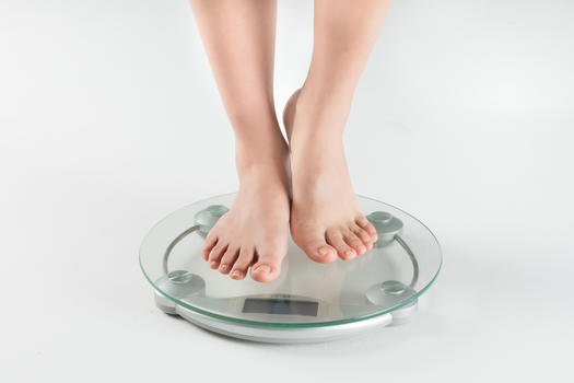 女子量体重图片素材免费下载