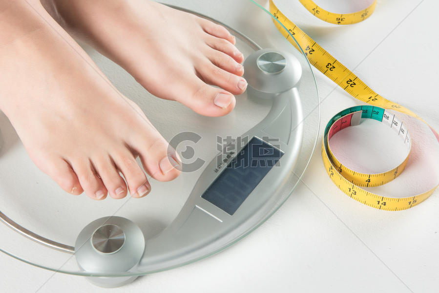 女子量体重图片素材免费下载