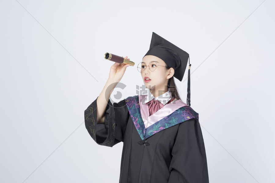 拿着望远镜的毕业女学生图片素材免费下载