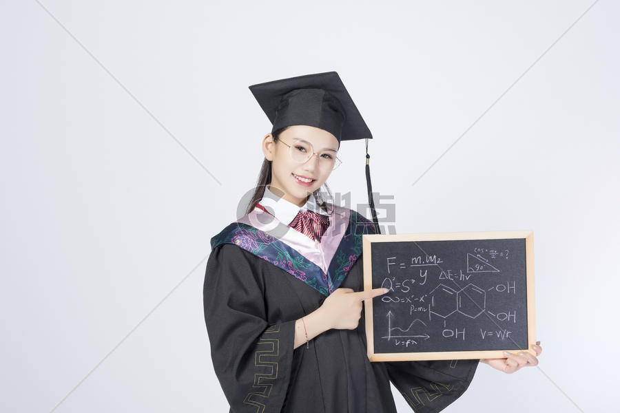 拿着黑板的毕业女学生图片素材免费下载