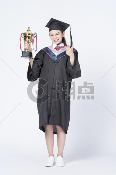 拿着奖杯的毕业女学生图片素材免费下载