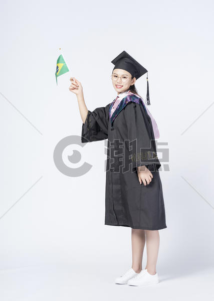 拿着国旗的毕业女学生图片素材免费下载