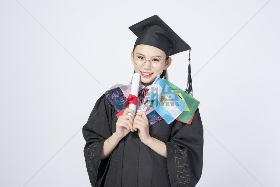 拿着国旗的毕业女学生图片素材免费下载