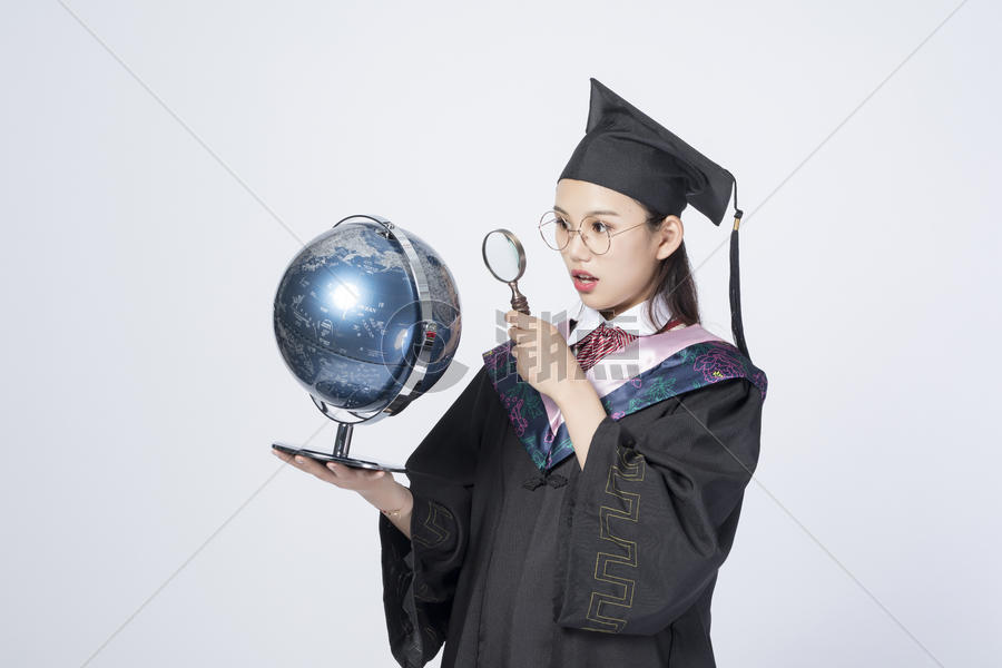 拿着地球仪的毕业女学生图片素材免费下载