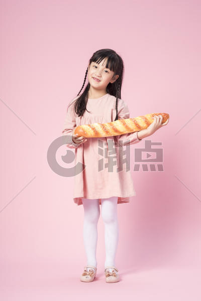 拿着面包的小女孩图片素材免费下载