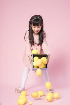 玩柠檬的小女孩图片素材免费下载