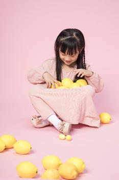 玩柠檬的小女孩图片素材免费下载