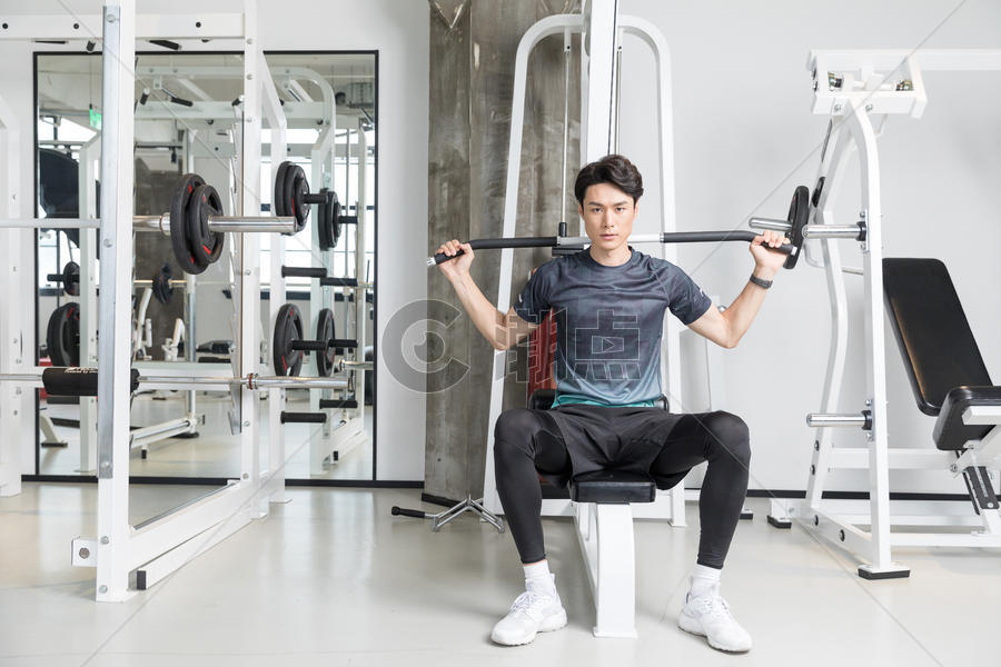 男子健身房使用健身器械运动图片素材免费下载