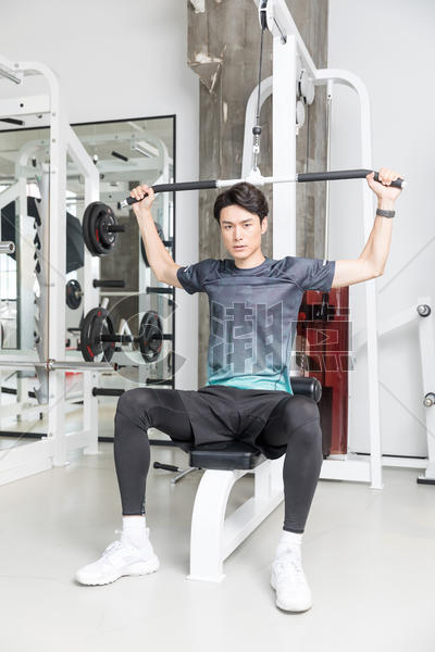 男子健身房使用健身器械运动图片素材免费下载