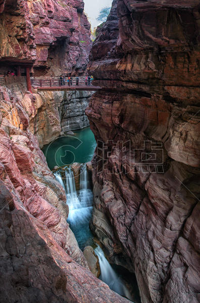 云台山红石峡的峡谷与瀑布图片素材免费下载
