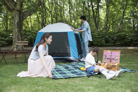 家庭帐篷前野炊玩耍图片素材免费下载