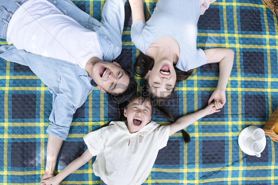 一家人躺在地毯上图片素材免费下载