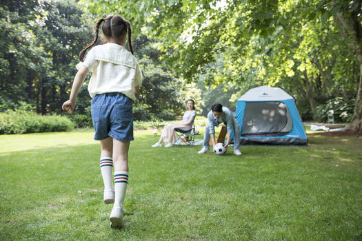 家庭亲子户外露营踢足球图片素材免费下载