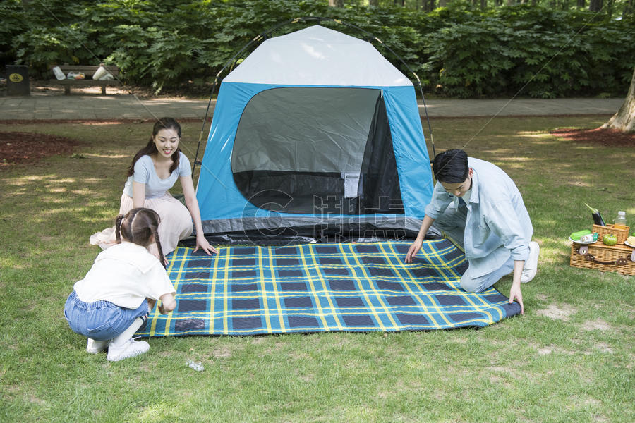 家庭亲子户外搭帐篷图片素材免费下载