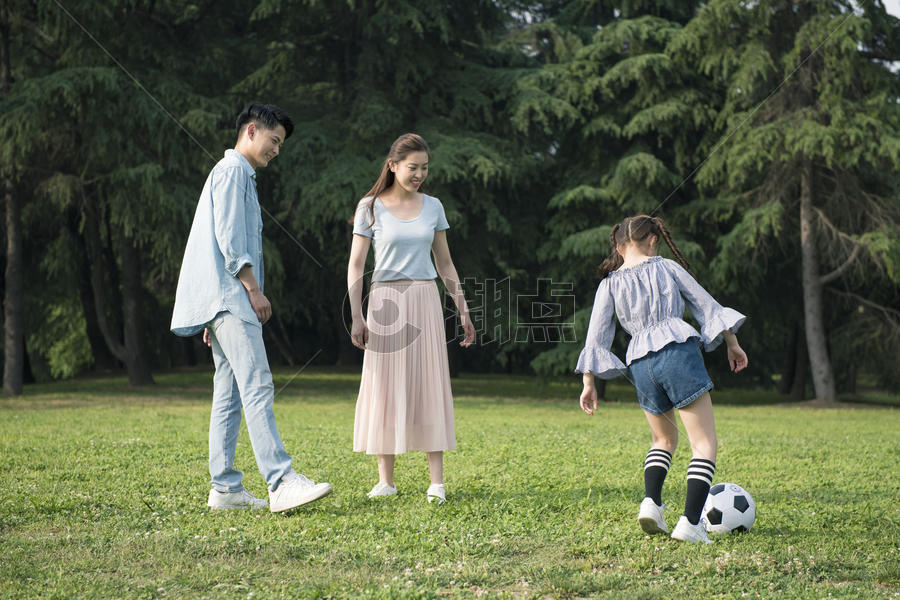 家庭亲子户外踢足球图片素材免费下载