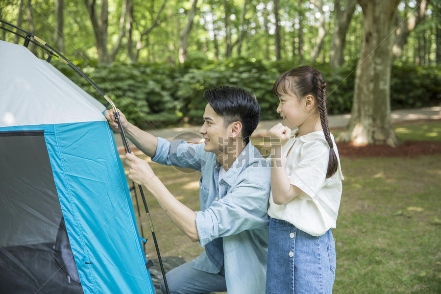 一家人郊游搭建帐篷图片素材免费下载