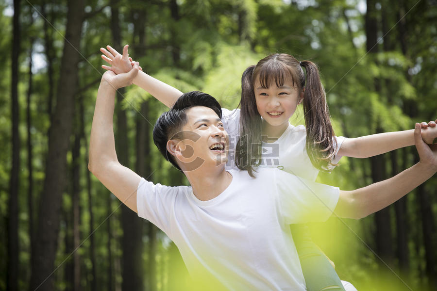 爸爸和女儿在公园游玩图片素材免费下载