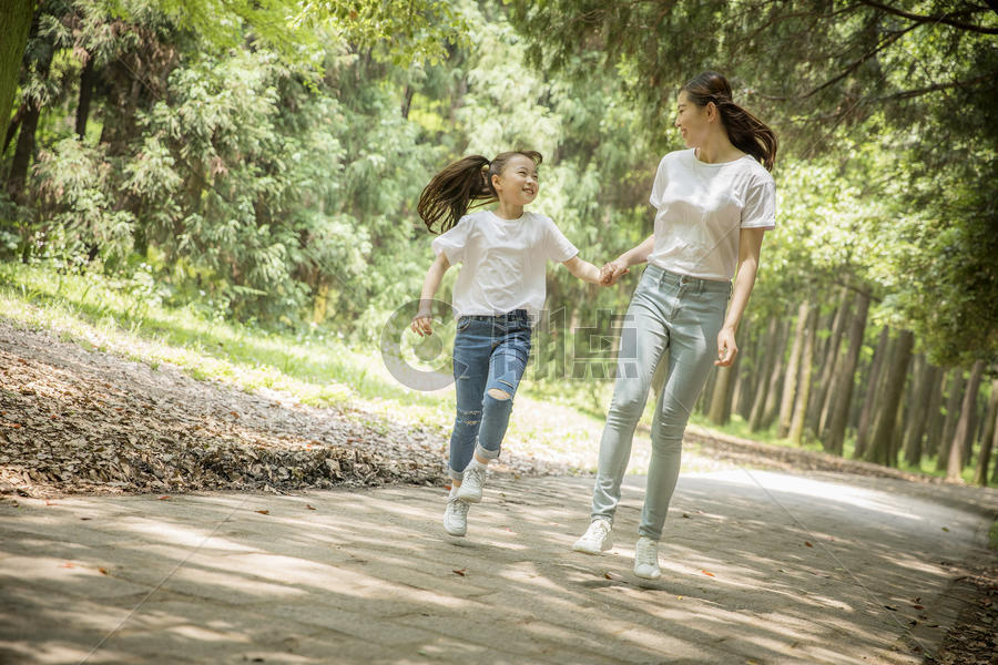 妈妈和女儿在公园里游玩图片素材免费下载