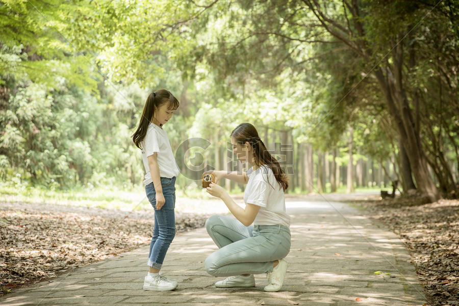 妈妈和女儿在公园里游玩图片素材免费下载