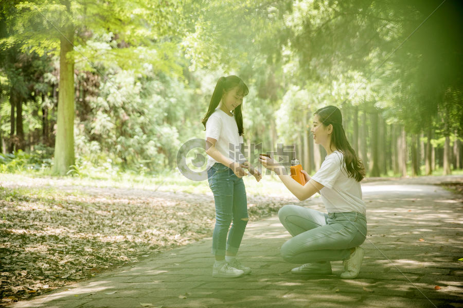 妈妈和女儿在公园里游玩图片素材免费下载