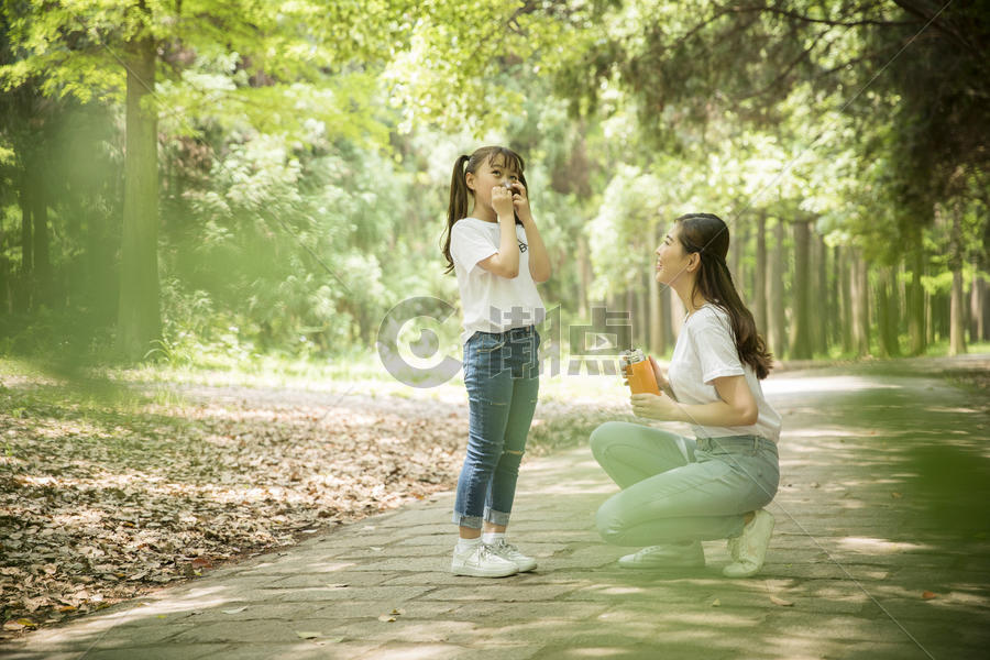 妈妈和女儿在公园里游玩图片素材免费下载