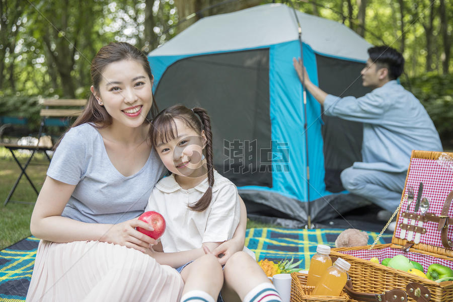 一家人郊游野餐图片素材免费下载