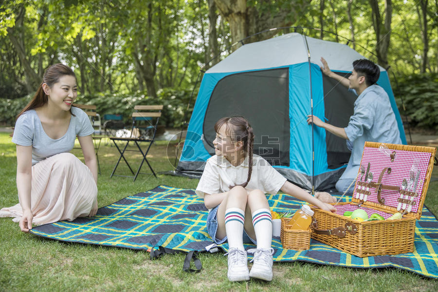 一家人郊游搭建帐篷图片素材免费下载