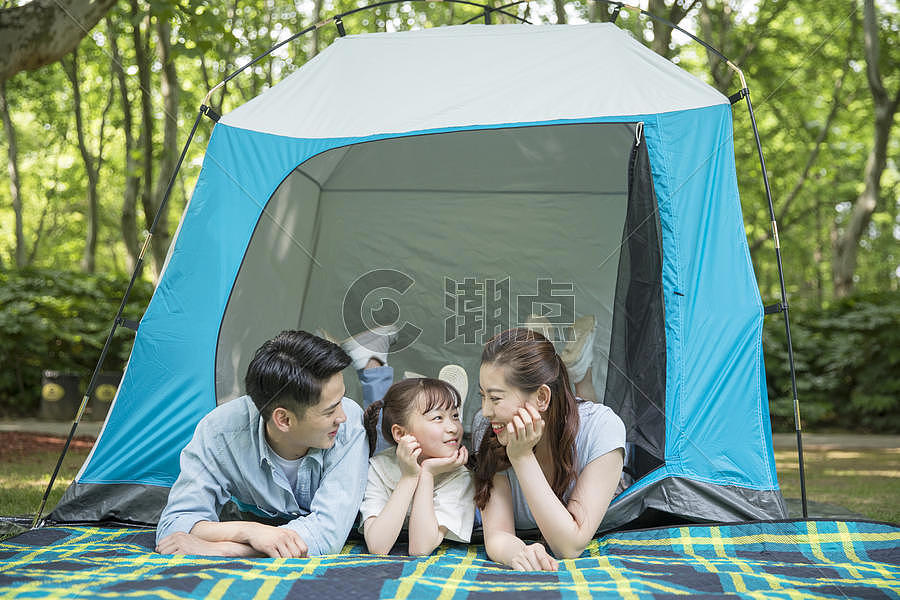 一家人在郊外野营游玩图片素材免费下载