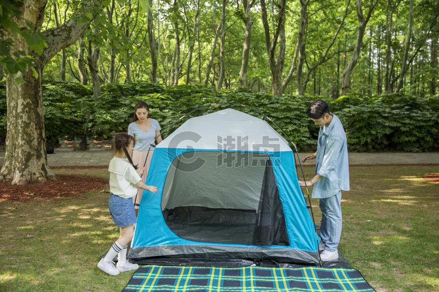 一家人旅行搭建帐篷图片素材免费下载