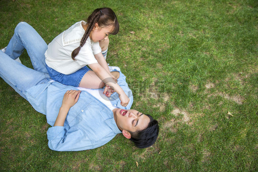 父亲节爸爸和女儿在草坪上戏闹图片素材免费下载