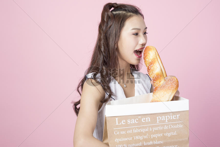拿着面包的青年女性图片素材免费下载
