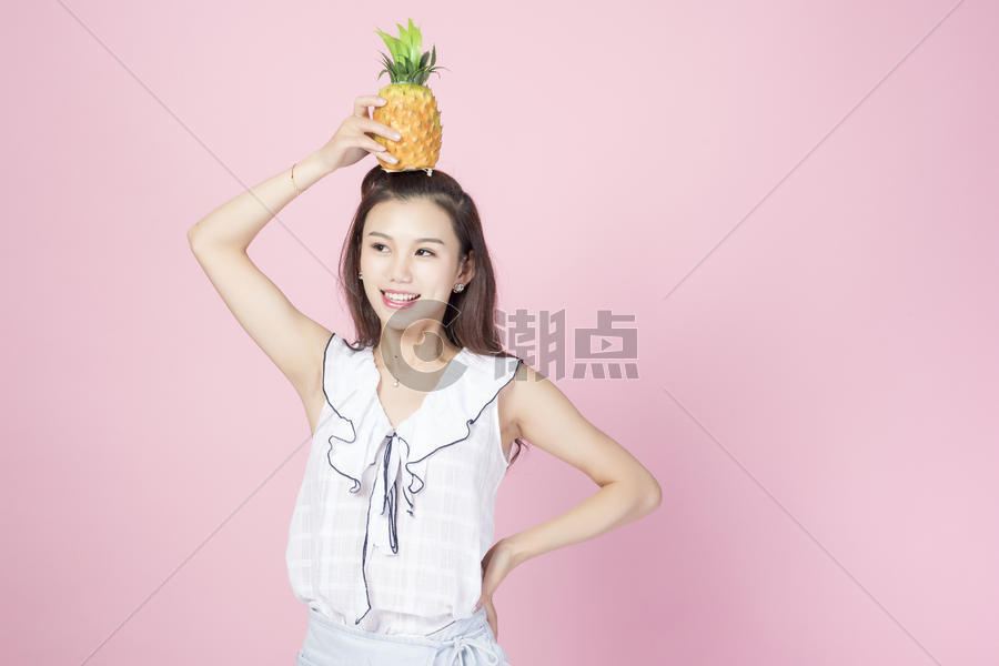 拿着菠萝的青年女性图片素材免费下载