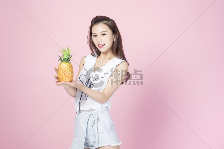 拿着菠萝的青年女性图片素材免费下载