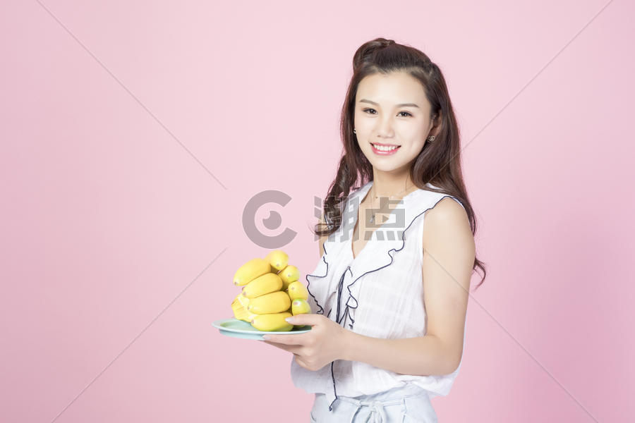 拿着香蕉的青年女性图片素材免费下载