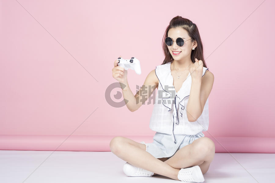 玩游戏的青年女性图片素材免费下载