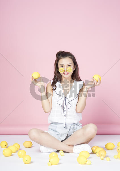 拿着柠檬的青年女性图片素材免费下载
