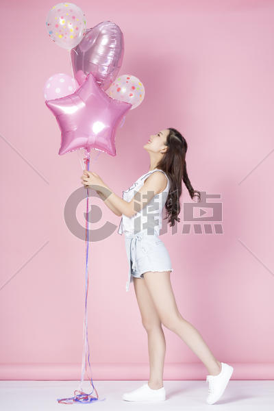 拿着气球的青年女性图片素材免费下载