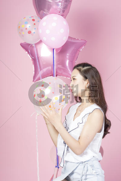 拿着气球的青年女性图片素材免费下载