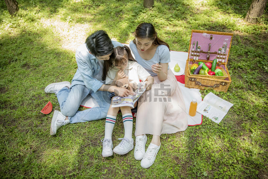 一家人郊游在森林公园里野餐图片素材免费下载