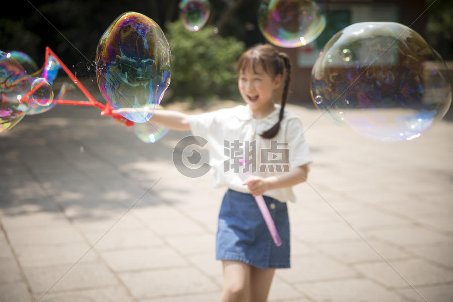 六一儿童节小女孩玩泡泡图片素材免费下载