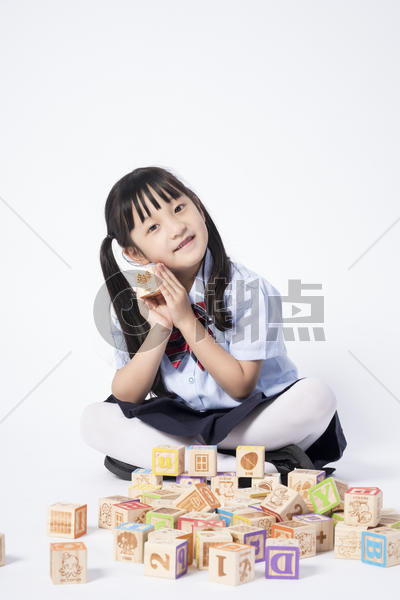 玩积木的小女孩图片素材免费下载