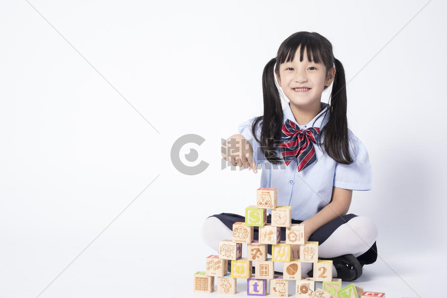 玩积木的小女孩图片素材免费下载