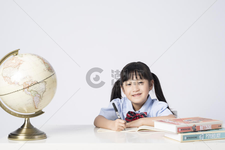 观察地球仪的小女孩图片素材免费下载