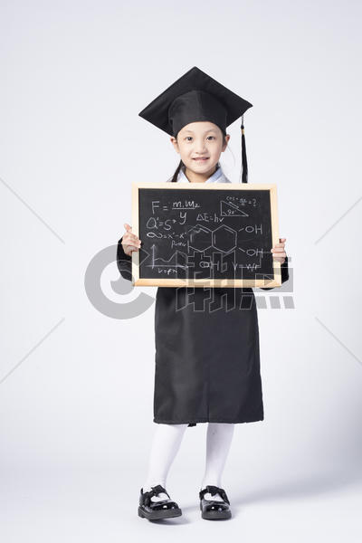 拿着黑板的毕业小女孩图片素材免费下载