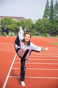 高中生在操场运动热身图片素材免费下载