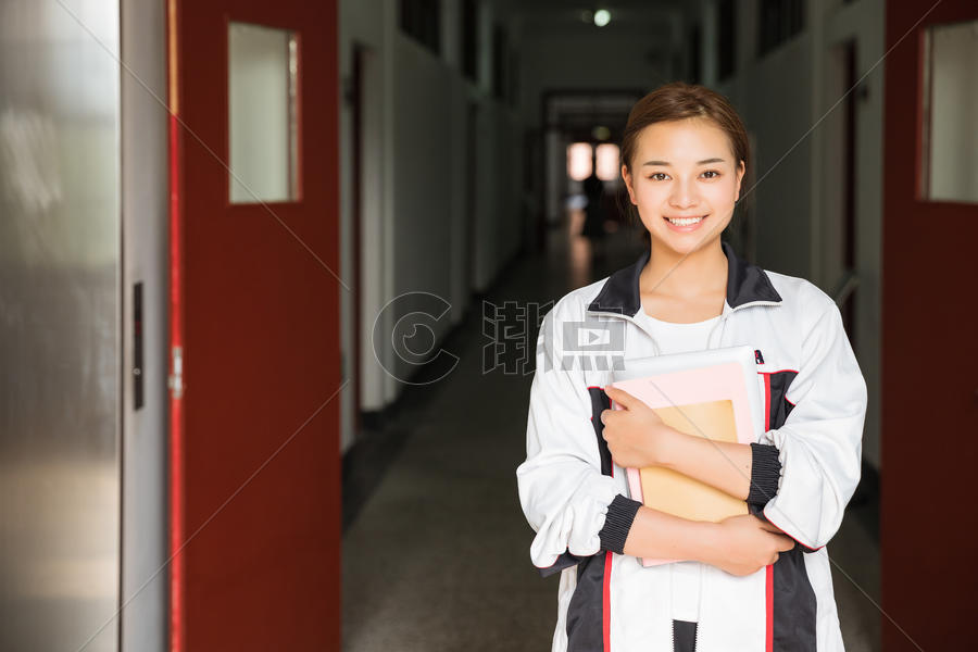 高中生教学楼抱着书本图片素材免费下载