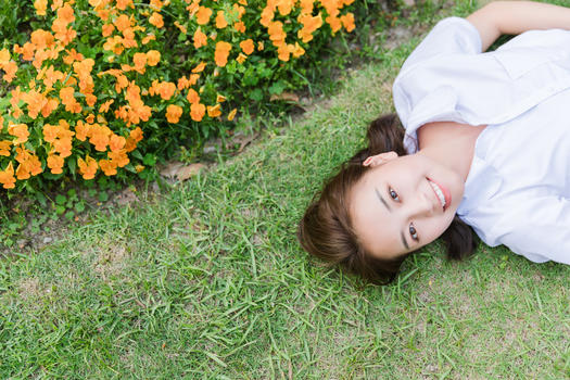 校园写真女生躺在草地上图片素材免费下载